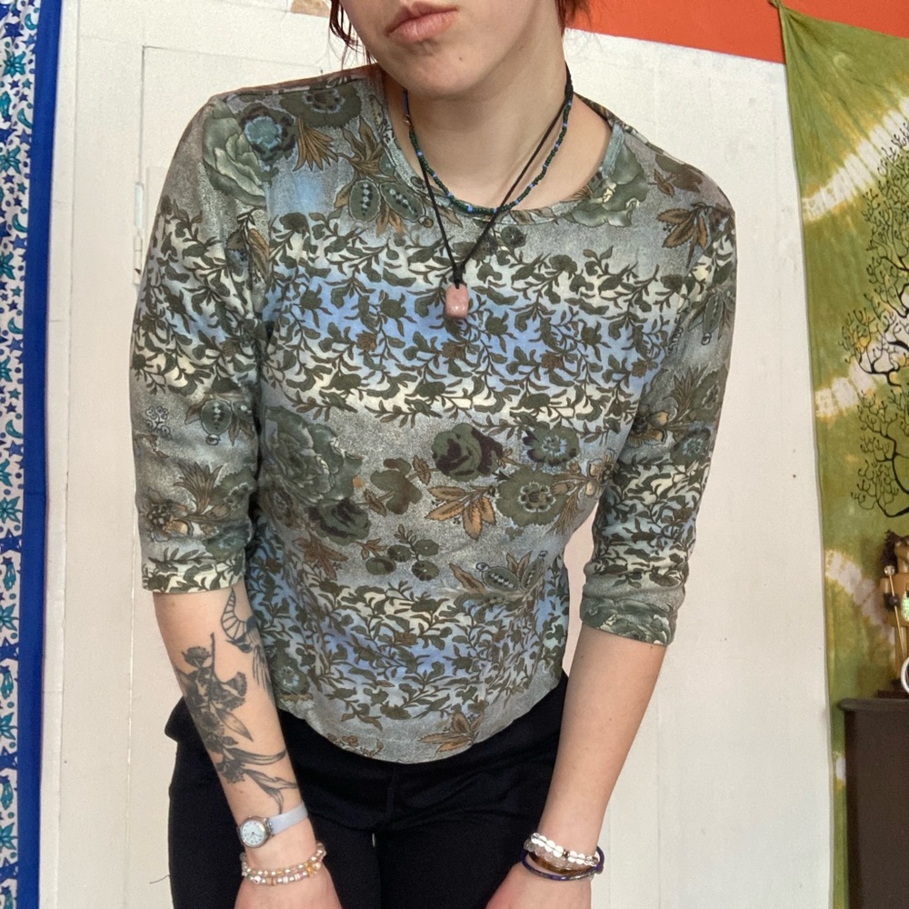 TeeCo size Large blue and green floral pattern three-quarter sleeve cropped tee